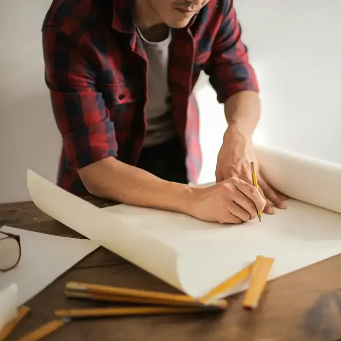 un homme créé un plan de maison